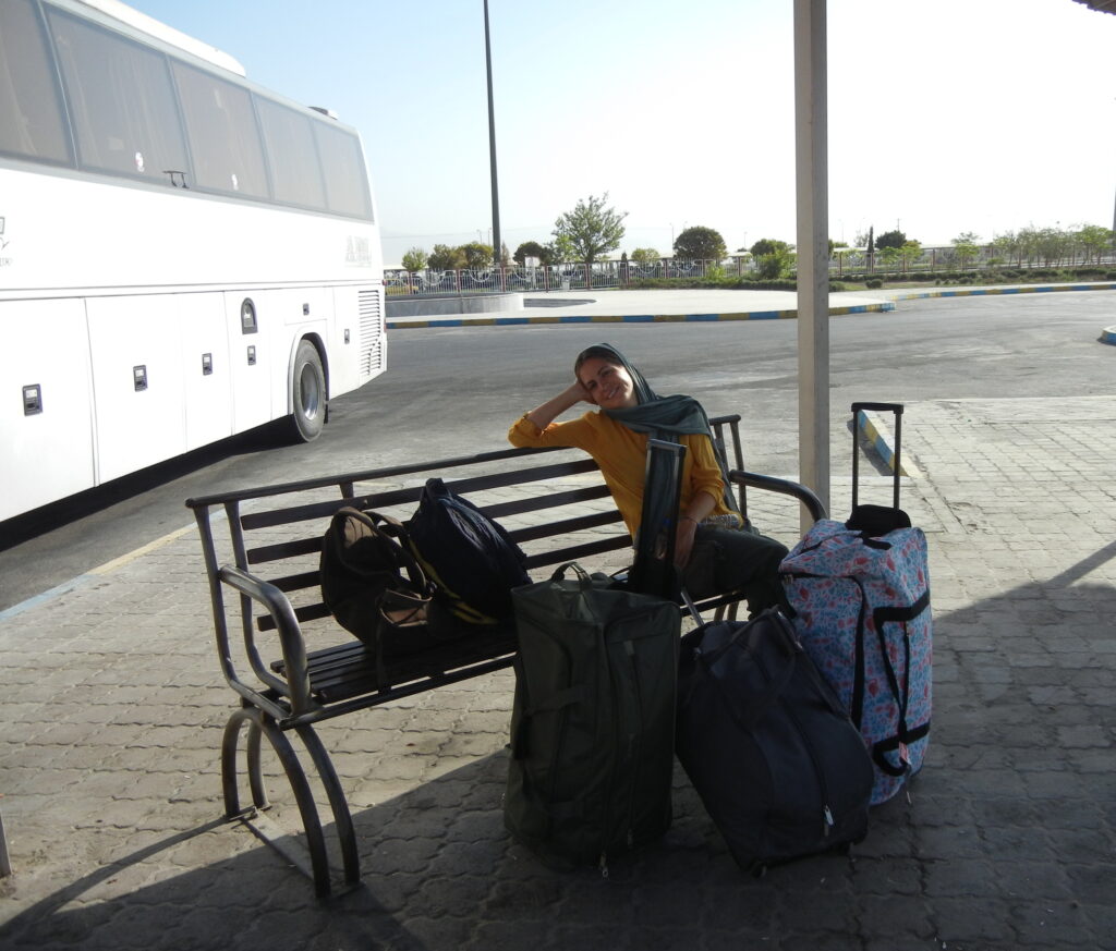Esperando el autobús que nos llevaría a Kermán