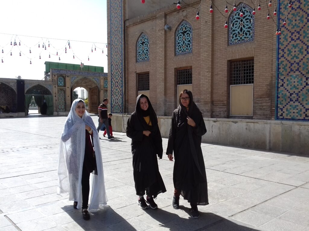 Nosotras en los patios de Imamzadeh Hossein