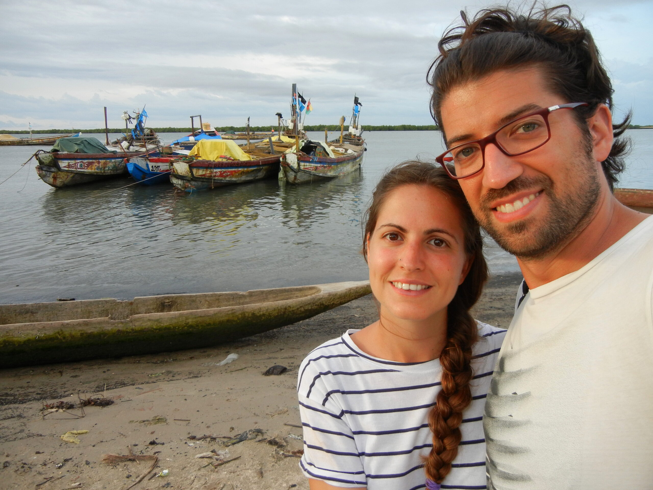 Nosotros paseando junto al río en Ziguinchor