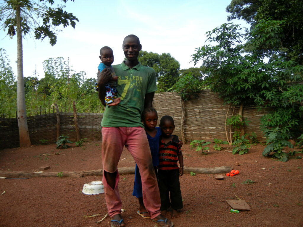 Un padre posa orgulloso junto a sus hijos