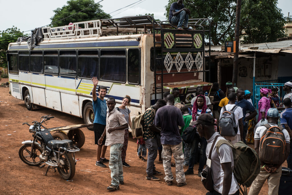 Autobús que nos llevaría de Kedogou a Dakar – Foto Cortesía de Óscar