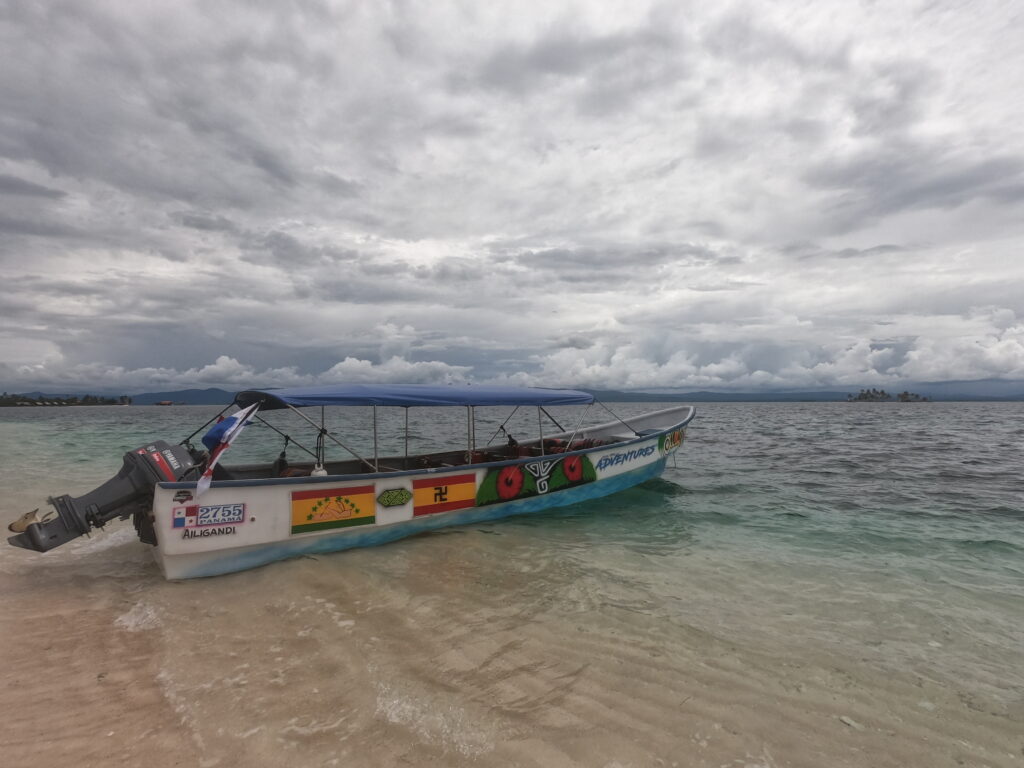 Barco con la bandera de la revolución Guna