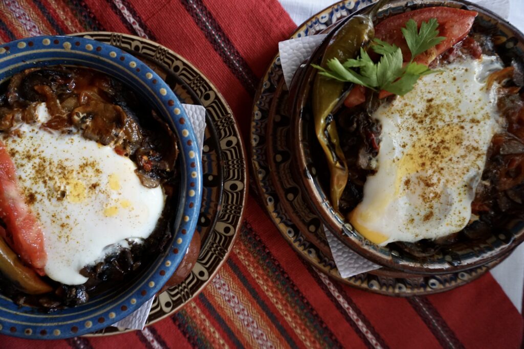 Comida tradicional búlgara en Kazanlak