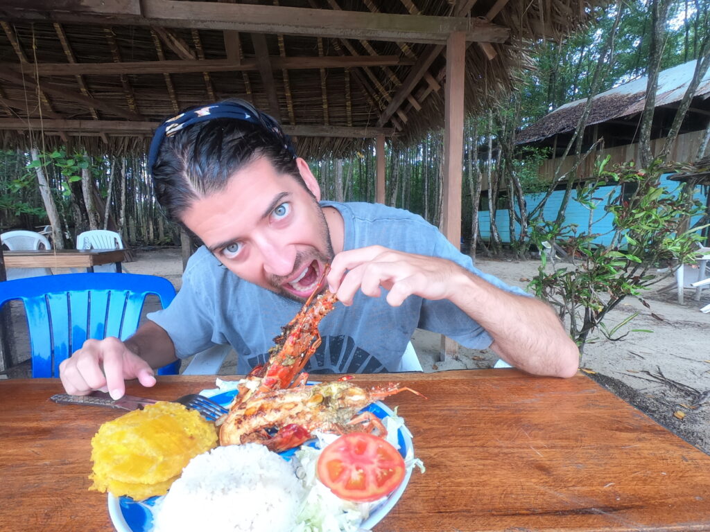 Carlos comiendo langosta